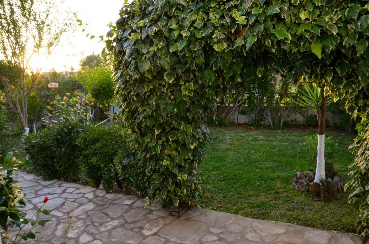 Апартаменты Kostas' Garden Рода Экстерьер фото